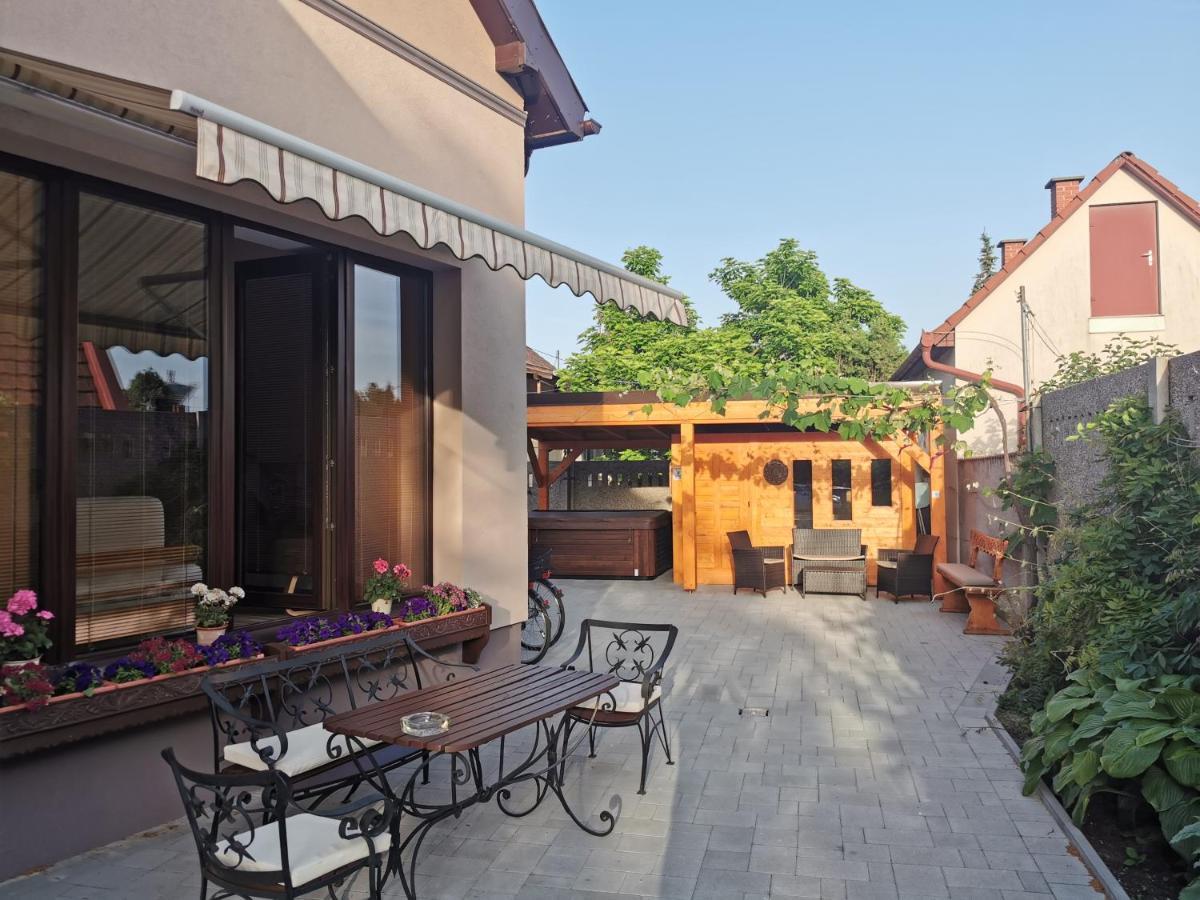 Pension Nest - Family Apartman Mosonmagyaróvár エクステリア 写真